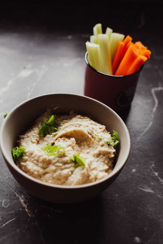 hummus so zeleninou nakrájanou na paličky